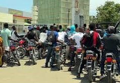 Crise de gasolina agrava-se em Pemba e alastra-se aos distritos enquanto PRM combate mercado informal